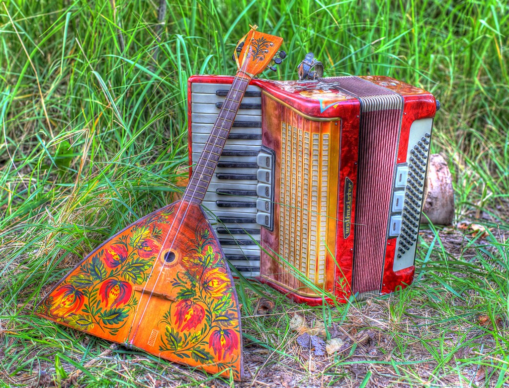 Guitares acoustiques et pianos numériques exposés dans un magasin de musique